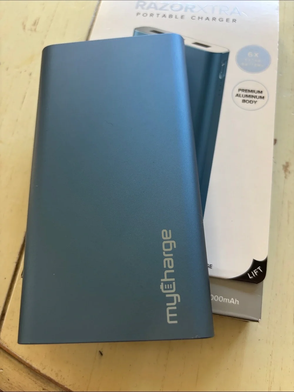 Razor Portable Charger in Metallic Blue